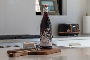 Ski Shores: The Chalet 3 Bedroom Cabin by RedAwning