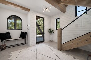 Ski Shores: The Chalet 3 Bedroom Cabin by RedAwning