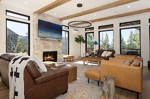 Ski Shores: The Chalet 3 Bedroom Cabin by RedAwning