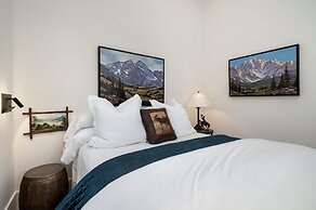 Ski Shores: The Chalet 3 Bedroom Cabin by RedAwning