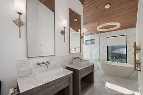 Ski Shores: The Chalet 3 Bedroom Cabin by RedAwning