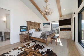 Ski Shores: The Chalet 3 Bedroom Cabin by RedAwning