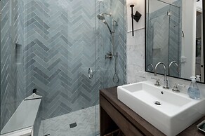 Ski Shores: The Chalet 3 Bedroom Cabin by RedAwning