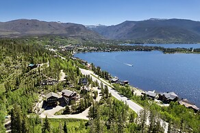 Ski Shores: The Chalet 3 Bedroom Cabin by RedAwning