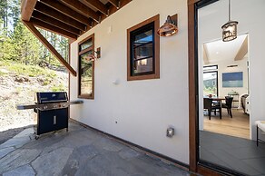 Ski Shores: The Chalet 3 Bedroom Cabin by RedAwning