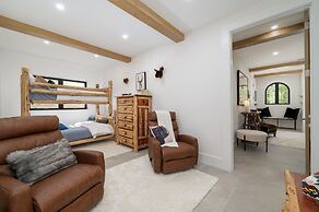 Ski Shores: The Chalet 3 Bedroom Cabin by RedAwning