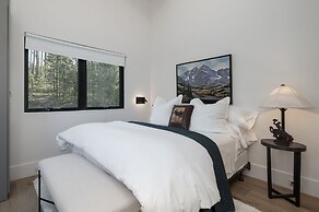 Ski Shores: The Chalet 3 Bedroom Cabin by RedAwning