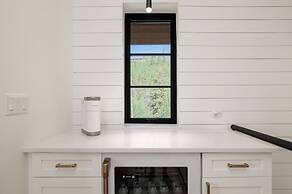 Ski Shores: The Chalet 3 Bedroom Cabin by RedAwning