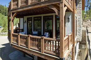 Ski Shores: The Chalet 3 Bedroom Cabin by RedAwning