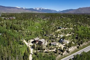 Ski Shores: The Chalet 3 Bedroom Cabin by RedAwning