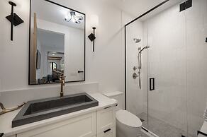 Ski Shores: The Chalet 3 Bedroom Cabin by RedAwning