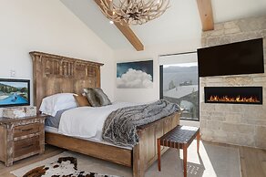 Ski Shores: The Chalet 3 Bedroom Cabin by RedAwning