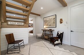 Ski Shores: The Chalet 3 Bedroom Cabin by RedAwning