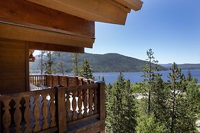 Ski Shores: The Chalet 3 Bedroom Cabin by RedAwning