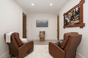 Ski Shores: The Chalet 3 Bedroom Cabin by RedAwning