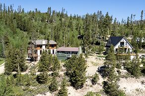 Ski Shores: The Chalet 3 Bedroom Cabin by RedAwning