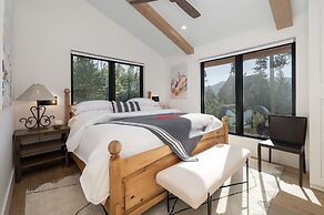 Ski Shores: The Chalet 3 Bedroom Cabin by RedAwning