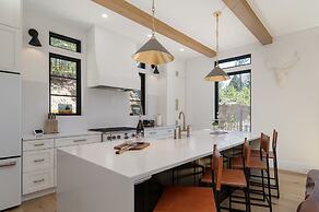 Ski Shores: The Chalet 3 Bedroom Cabin by RedAwning