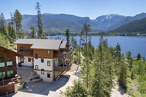 Ski Shores: The Chalet 3 Bedroom Cabin by RedAwning