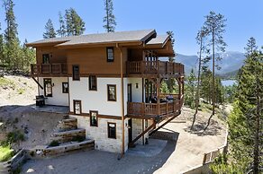 Ski Shores: The Chalet 3 Bedroom Cabin by RedAwning