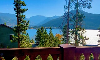 Ski Shores: The Chalet 3 Bedroom Cabin by RedAwning