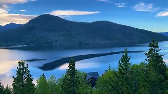 Ski Shores: The Chalet 3 Bedroom Cabin by RedAwning