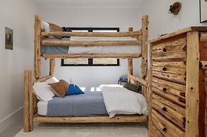 Ski Shores: The Chalet 3 Bedroom Cabin by RedAwning