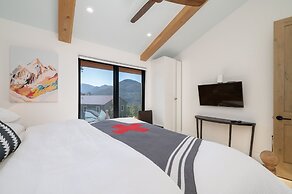 Ski Shores: The Chalet 3 Bedroom Cabin by RedAwning