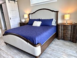 Driftwood Cottage 5 Bedroom Home by RedAwning