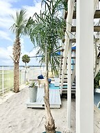 Driftwood Cottage 5 Bedroom Home by RedAwning