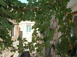 Vale - Central & 20m to the sea - A1