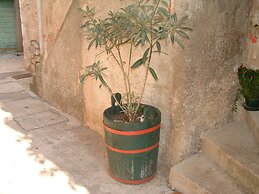 Vale - Central & 20m to the sea - A1