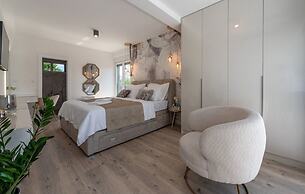 Ren-lux With Heated Pool - H