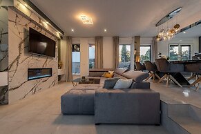 Ren-lux With Heated Pool - H