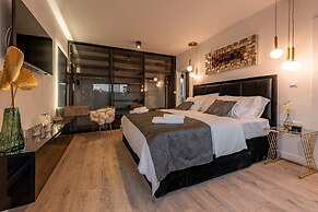 Ren-lux With Heated Pool - H