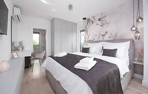 Ren-lux With Heated Pool - H