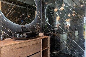 Ren-lux With Heated Pool - H