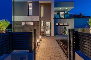 Ren-lux With Heated Pool - H