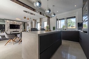 Ren-lux With Heated Pool - H