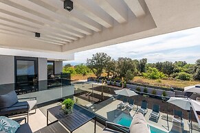 Ren-lux With Heated Pool - H