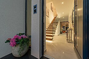 Ren-lux With Heated Pool - H