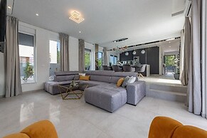 Ren-lux With Heated Pool - H