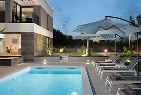 Ren-lux With Heated Pool - H