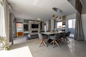 Ren-lux With Heated Pool - H