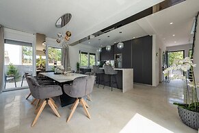 Ren-lux With Heated Pool - H