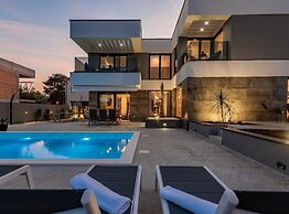 Ren-lux With Heated Pool - H