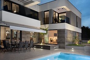 Ren-lux With Heated Pool - H