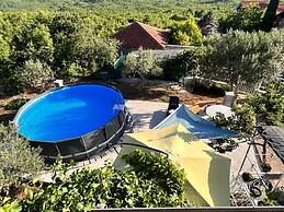 Edi - With Pool - H