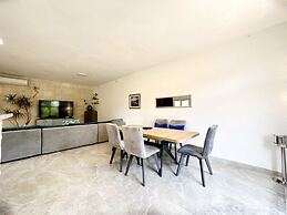 Mia - With Pool - A1