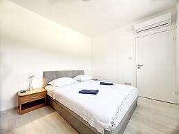 Mia - With Pool - A1